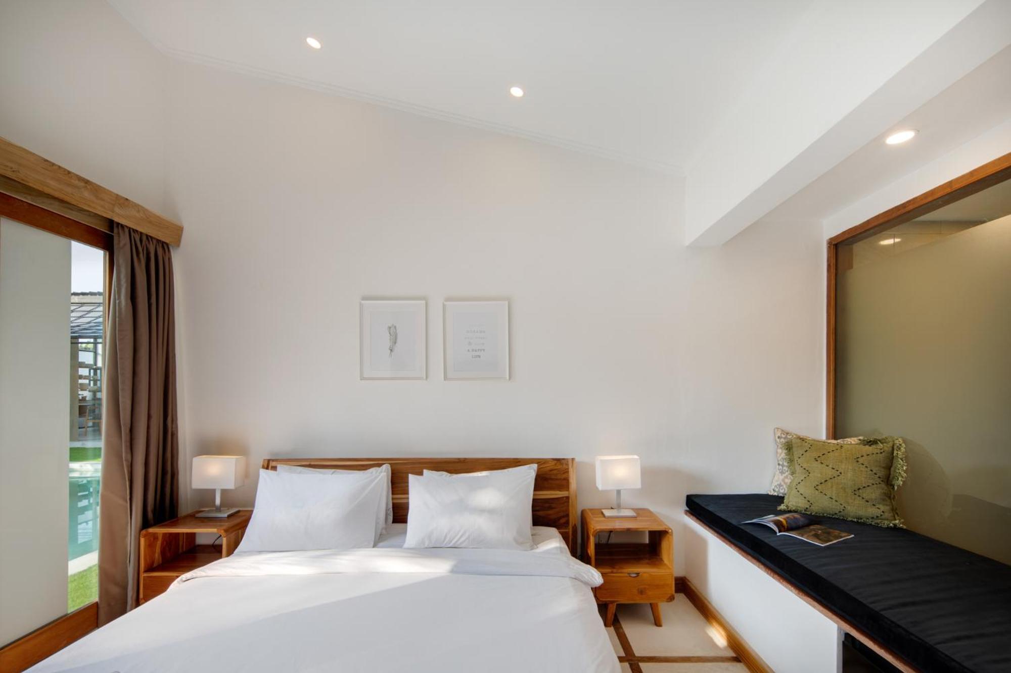 Big & Private 9 Bed, 9 Bath, Viola Villa, Pool, Location Seminyak